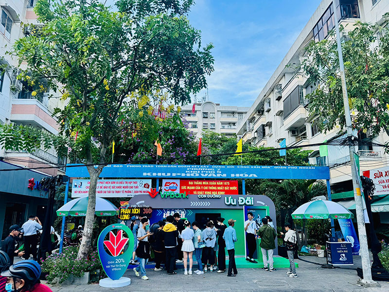 Nhiều khách hàng trải nghiệm chi tiêu tại “Con đường ưu đãi” do VPBank triển khai -0