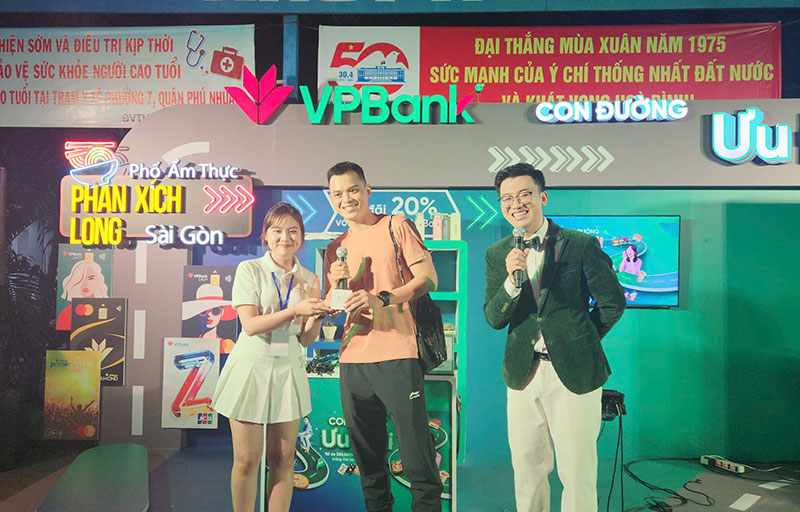 Nhiều khách hàng trải nghiệm chi tiêu tại “Con đường ưu đãi” do VPBank triển khai -0