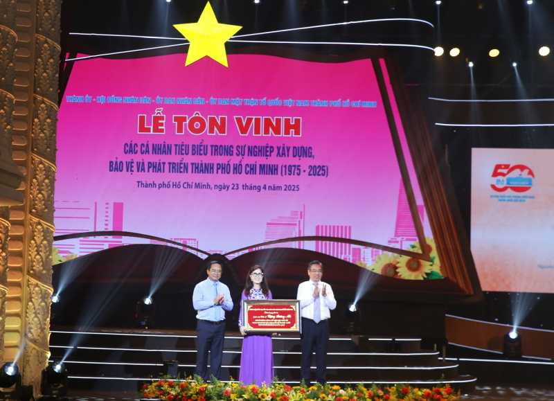 TP Hồ Chí Minh tôn vinh 60 cá nhân tiêu biểu trong sự nghiệp xây dựng, bảo vệ và phát triển thành phố -0