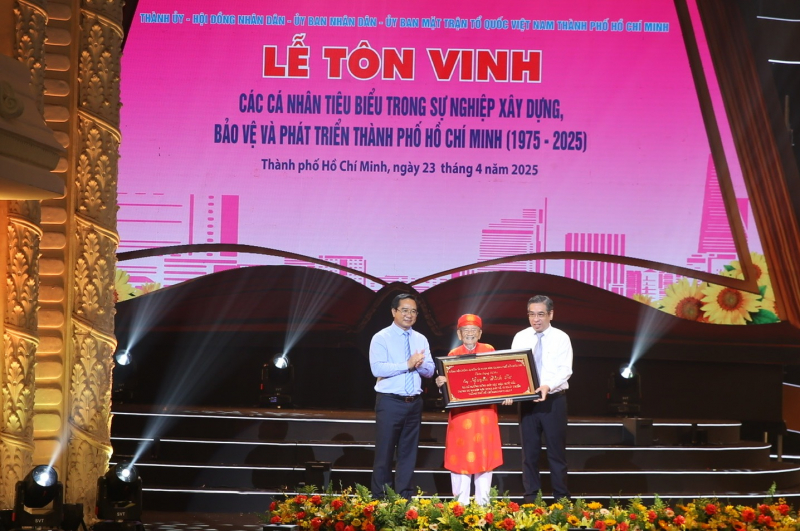 TP Hồ Chí Minh tôn vinh 60 cá nhân tiêu biểu trong sự nghiệp xây dựng, bảo vệ và phát triển thành phố -0