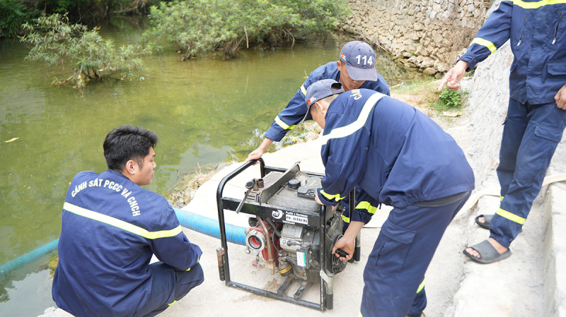 Lặng thầm những bước chân chở nước lên non -1