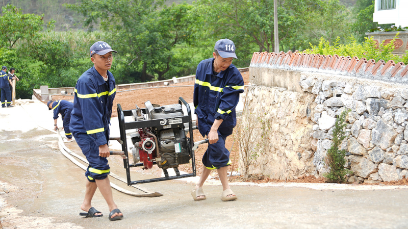 Lặng thầm những bước chân chở nước lên non -0