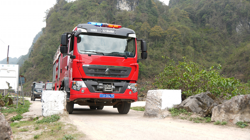 Lặng thầm những bước chân chở nước lên non -0