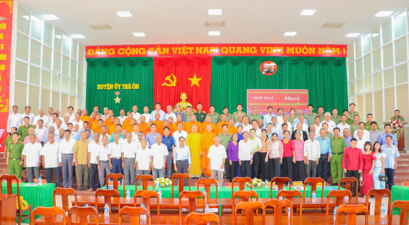 cong an vinh long .jpg -0