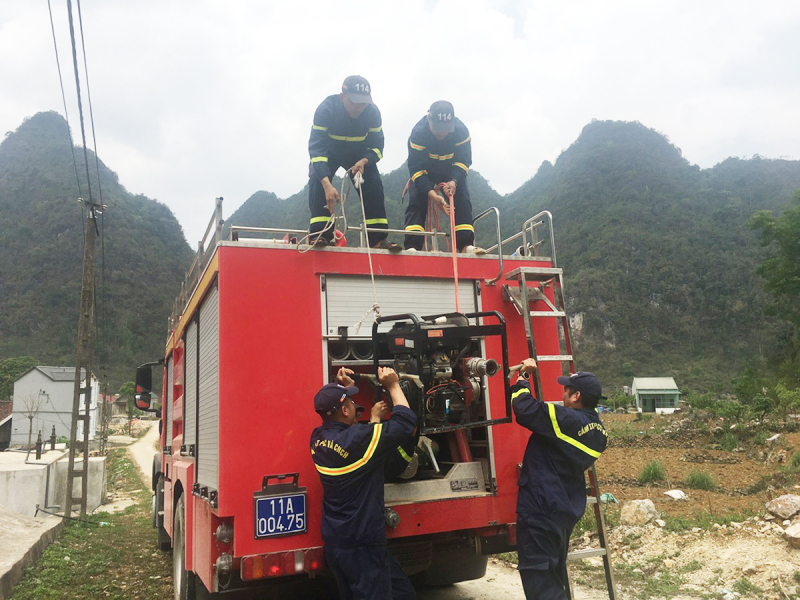 Lặng thầm những bước chân chở nước lên non -1