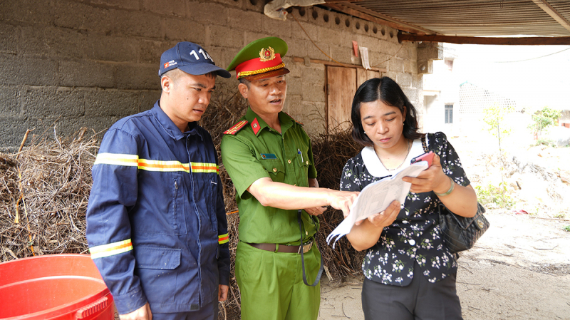 Lặng thầm những bước chân chở nước lên non -4