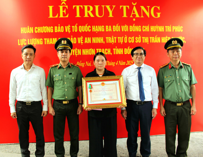 Truy tặng Huân Chương bảo vệ Tổ quốc hạng Ba cho thành viên lực lượng bảo vệ ANTT ở cơ sở -0