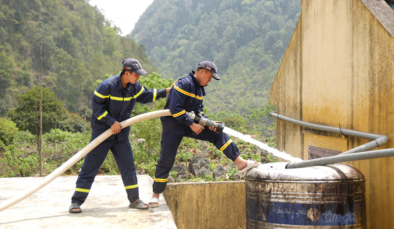 Lặng thầm những bước chân chở nước lên non -5