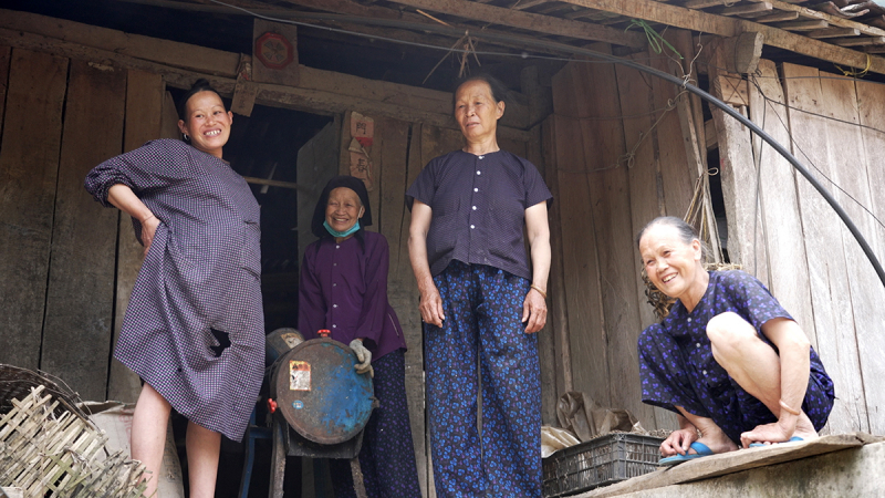 Lặng thầm những bước chân chở nước lên non -0