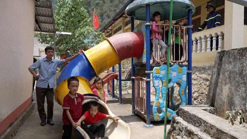 Lặng thầm những bước chân chở nước lên non -1