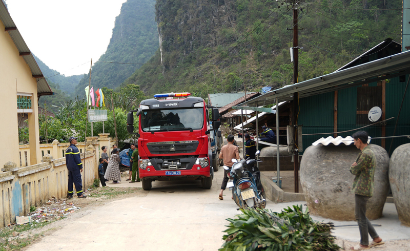 Lặng thầm những bước chân chở nước lên non -2