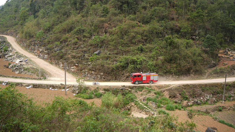 Lặng thầm những bước chân chở nước lên non -0