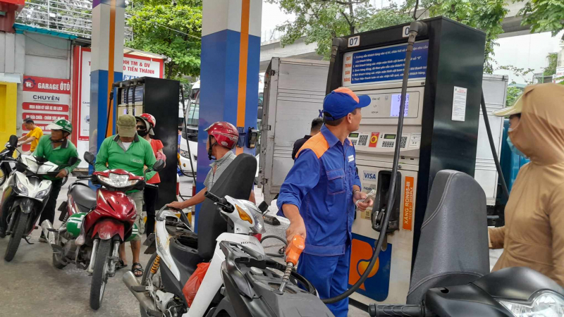 Giá xăng tăng gần 800 đồng/lít -0
