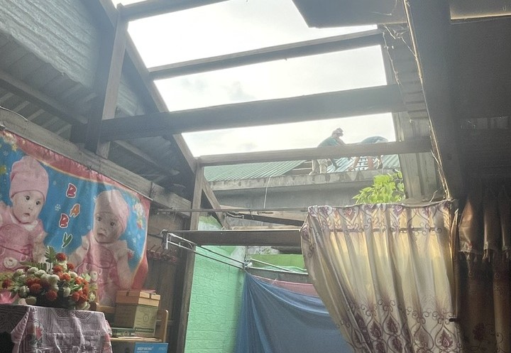 Khẩn trương giúp người dân miền núi A Lưới khắc phục hậu quả dông lốc  -0