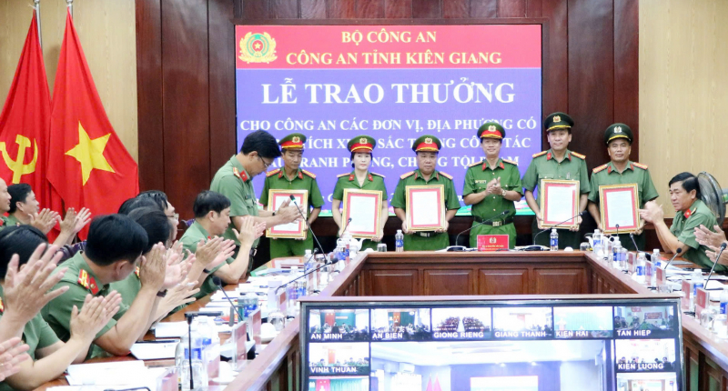 Công an tỉnh Kiên Giang trao thưởng các đơn vị xuất sắc trong đấu tranh phòng, chống tội phạm -0