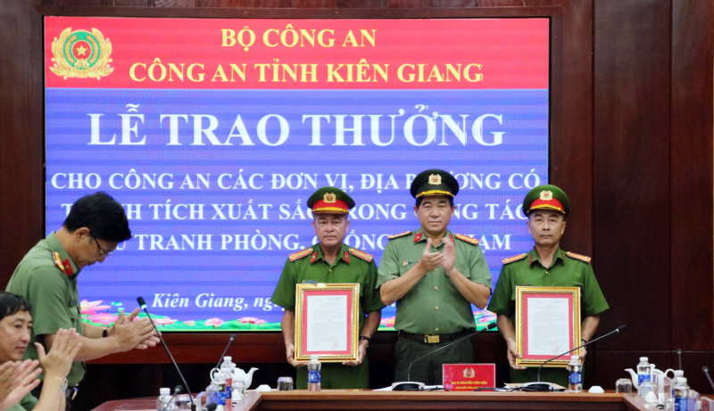 Công an tỉnh Kiên Giang trao thưởng các đơn vị xuất sắc trong đấu tranh phòng, chống tội phạm -1