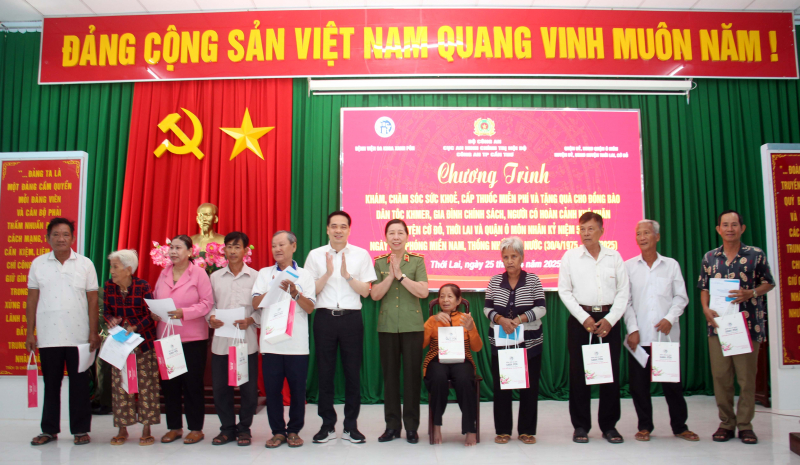 Người dân khó khăn được Cục An ninh chính trị nội bộ tổ chức thăm khám, cấp phát thuốc, tặng quà -0