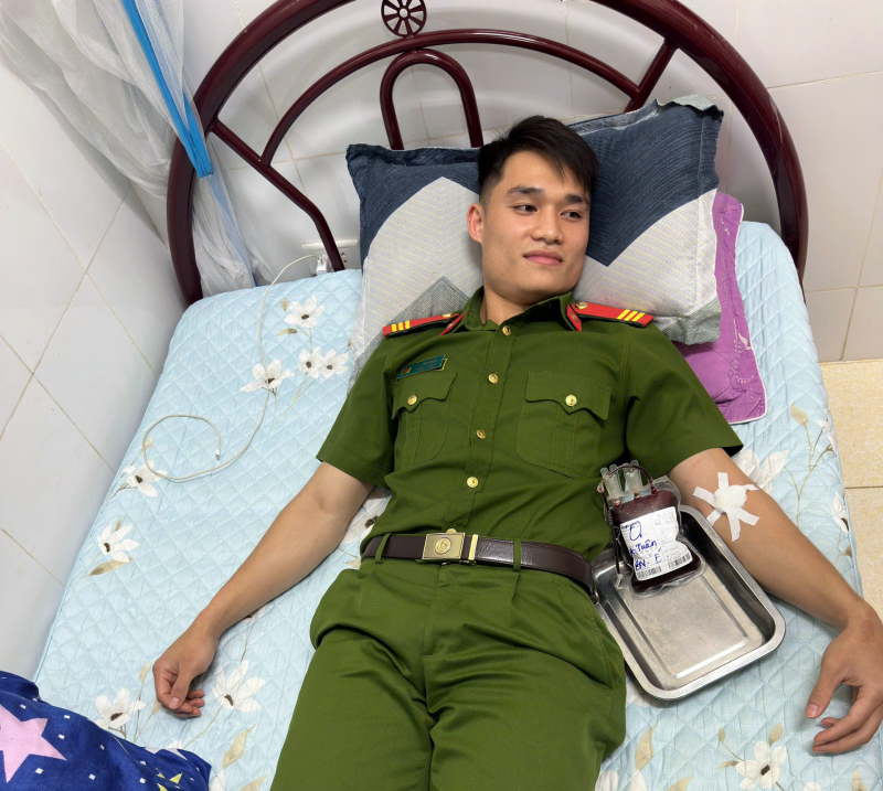 Cảnh sát PCCC và CNCH hiến máu cứu cụ ông qua cơn nguy kịch -0