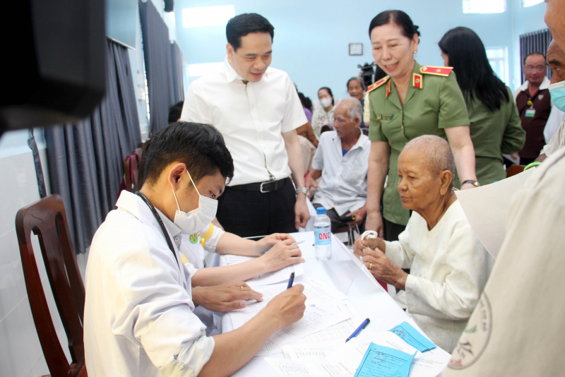 Người dân khó khăn được Cục An ninh chính trị nội bộ tổ chức thăm khám, cấp phát thuốc, tặng quà -0
