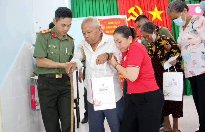 Người dân khó khăn được Cục An ninh chính trị nội bộ tổ chức thăm khám, cấp phát thuốc, tặng quà -1