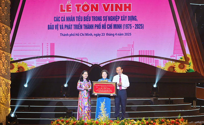 Anh hùng Mai Kiều Liên được vinh danh cá nhân tiêu biểu dịp 50 năm thống nhất đất nước -0