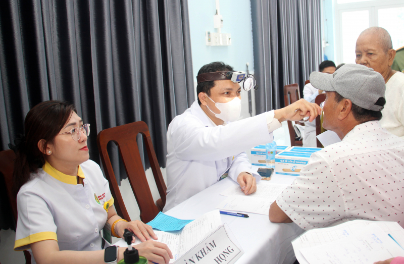 Người dân khó khăn được Cục An ninh chính trị nội bộ tổ chức thăm khám, cấp phát thuốc, tặng quà -1