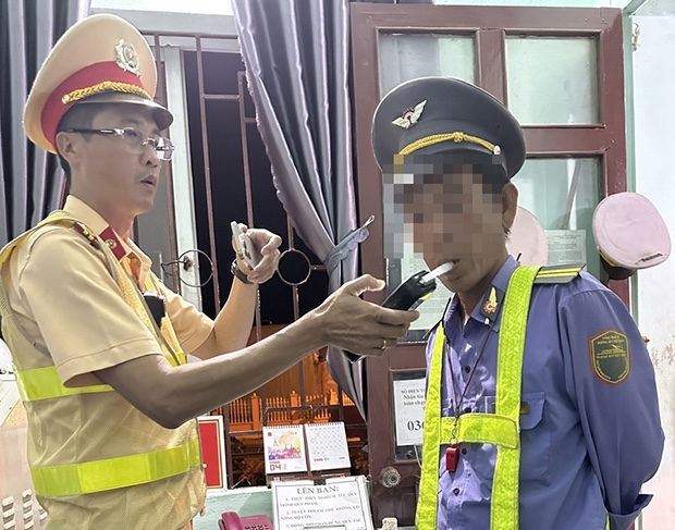 Xử phạt nhân viên gác chắn vì hơi thở có nồng độ cồn khi đang làm nhiệm vụ -0