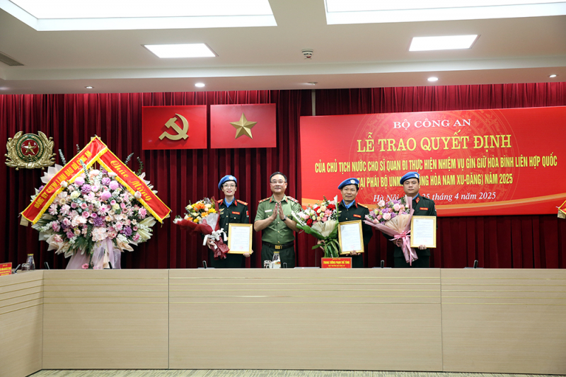 Từ chiến sĩ gìn giữ an ninh Tổ quốc đến sứ giả hòa bình thế giới -0