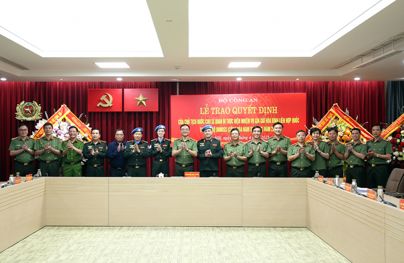 Từ chiến sĩ gìn giữ an ninh Tổ quốc đến sứ giả hòa bình thế giới -0