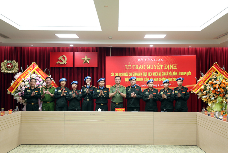 Từ chiến sĩ gìn giữ an ninh Tổ quốc đến sứ giả hòa bình thế giới -0