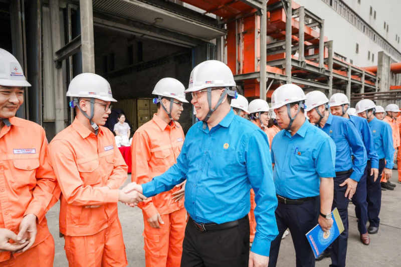 Tổng LĐLĐ Việt Nam thăm hỏi, động viên người lao động Công ty Cổ phần Nhiệt điện Quảng Ninh -0