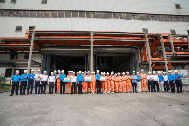 Tổng LĐLĐ Việt Nam thăm hỏi, động viên người lao động Công ty Cổ phần Nhiệt điện Quảng Ninh -0