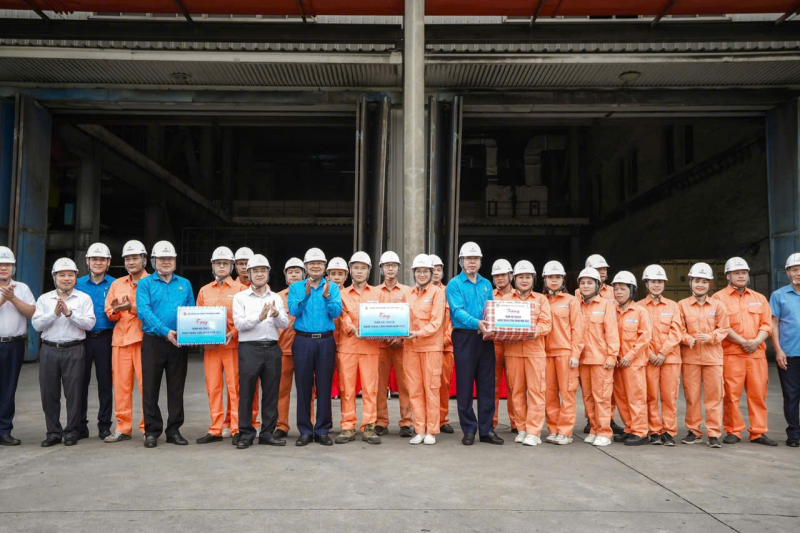 Tổng LĐLĐ Việt Nam thăm hỏi, động viên người lao động Công ty Cổ phần Nhiệt điện Quảng Ninh -1