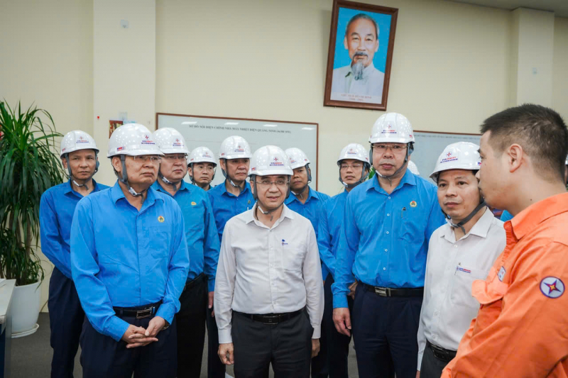 Tổng LĐLĐ Việt Nam thăm hỏi, động viên người lao động Công ty Cổ phần Nhiệt điện Quảng Ninh -0