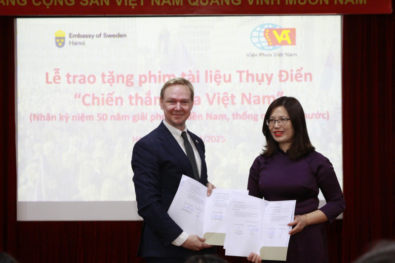 Sweden hands over historic documentary to Vietnam Film Archive on reunification day -0