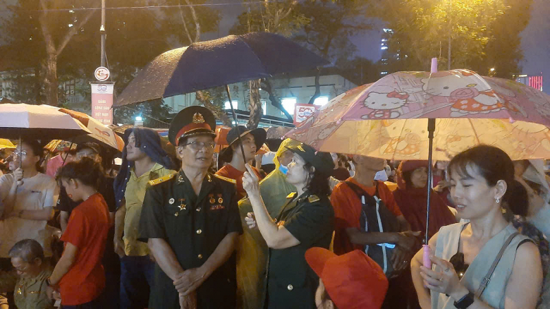 Người dân đội mưa đứng chờ xem diễu binh, diễu hành  -0