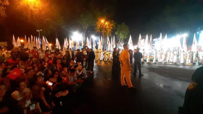 Người dân đội mưa đứng chờ xem diễu binh, diễu hành  -0