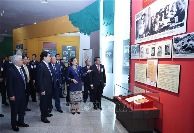 Chủ tịch nước Lương Cường dâng hoa tưởng niệm Chủ tịch Kaysone Phomvihane -0