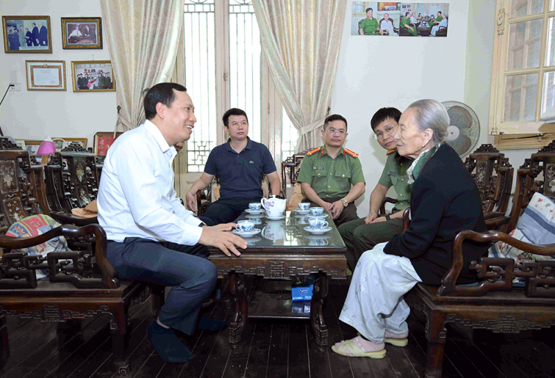 Thứ trưởng Lê Văn Tuyến thăm hỏi, tri ân gia đình các đồng chí cố lãnh đạo Bộ Công an -0