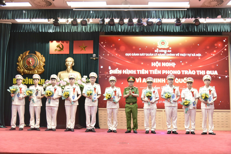 Cục Cảnh sát QLHC về TTXH tuyên dương điển hình tiên tiến phong trào thi đua 