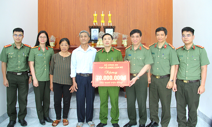 Trao kinh phí hỗ trợ xây mới nhà ở cho gia đình Đại uý Thào Quốc Việt -0
