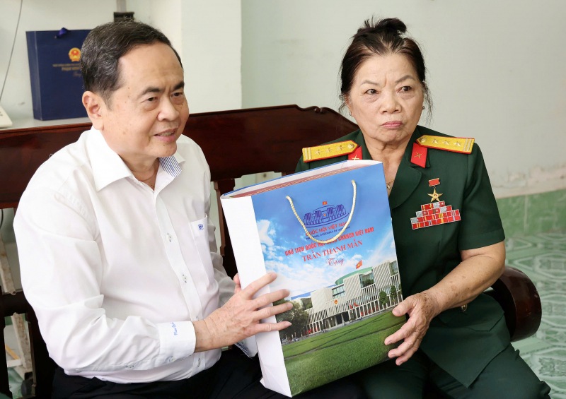 Chủ tịch Quốc hội gặp mặt các Mẹ Việt Nam anh hùng, nguyên lãnh đạo TP Cần Thơ và tỉnh Hậu Giang qua các thời kỳ -0