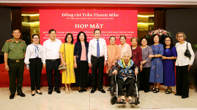 Chủ tịch Quốc hội gặp mặt các Mẹ Việt Nam anh hùng, nguyên lãnh đạo TP Cần Thơ và tỉnh Hậu Giang qua các thời kỳ -2