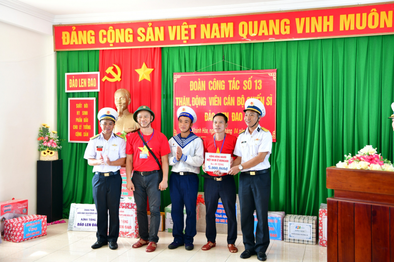 Chuyến tàu Đại đoàn kết” – Hải trình đưa kiều bào ra thăm Trường Sa và Nhà giàn DK-I năm 2025 -0