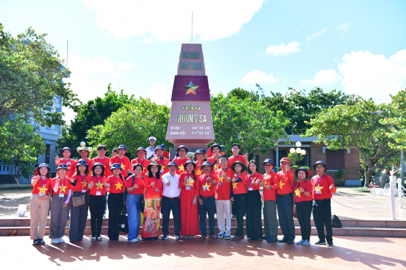 Chuyến tàu Đại đoàn kết” – Hải trình đưa kiều bào ra thăm Trường Sa và Nhà giàn DK-I năm 2025 -0