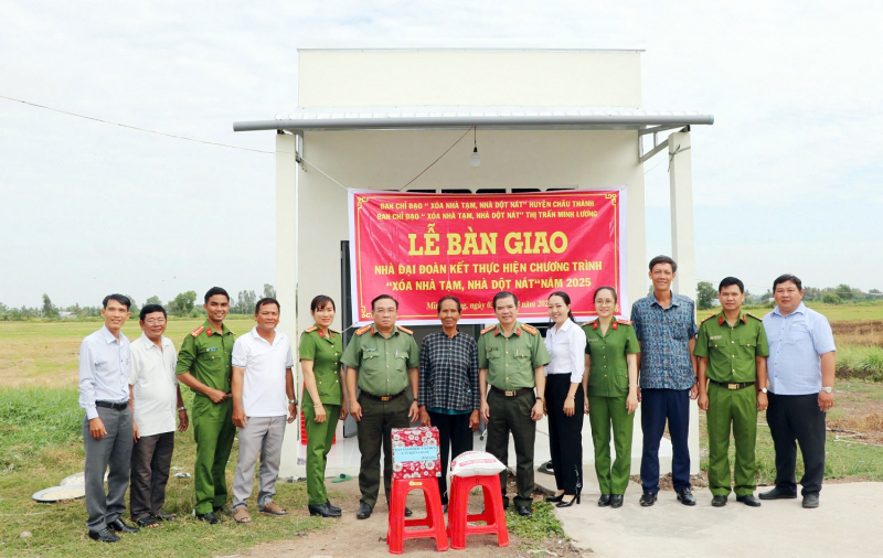 Nhiều cách làm hay của Công an tỉnh Kiên Giang giúp dân xóa nhà tạm, nhà dột nát -0
