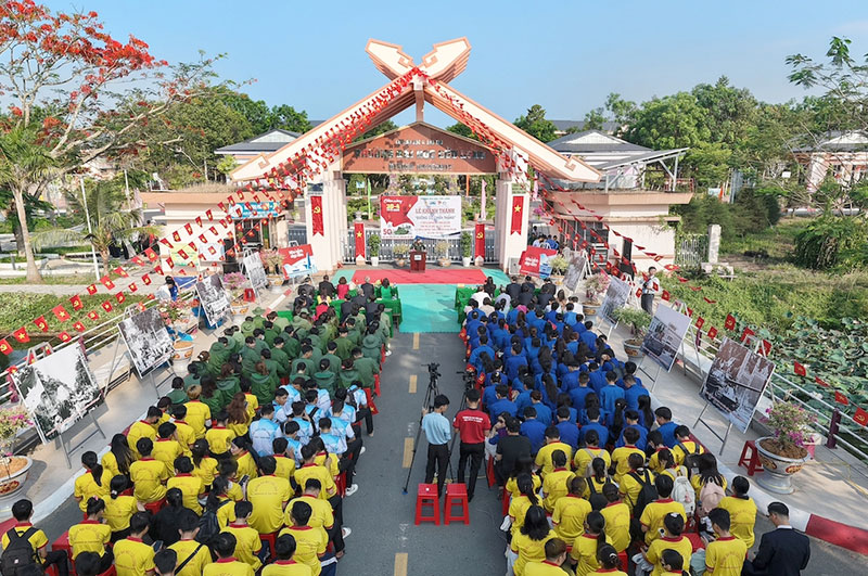 Trường Đại học Cửu Long khánh thành “Đường cờ chiến thắng” -0