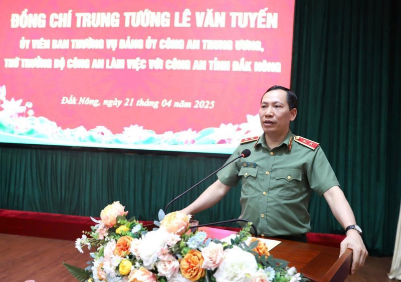 Deputy Minister Le Van Tuyen works with Dak Nong Provincial Police Department -0