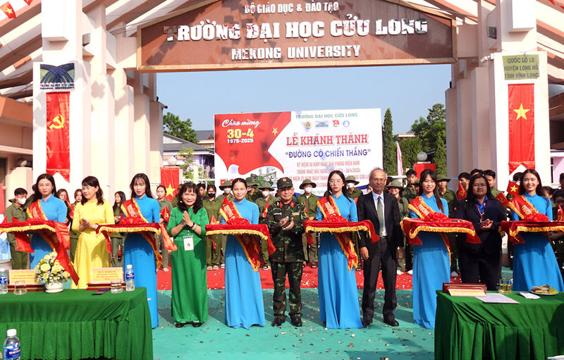 Trường Đại học Cửu Long khánh thành “Đường cờ chiến thắng” -0