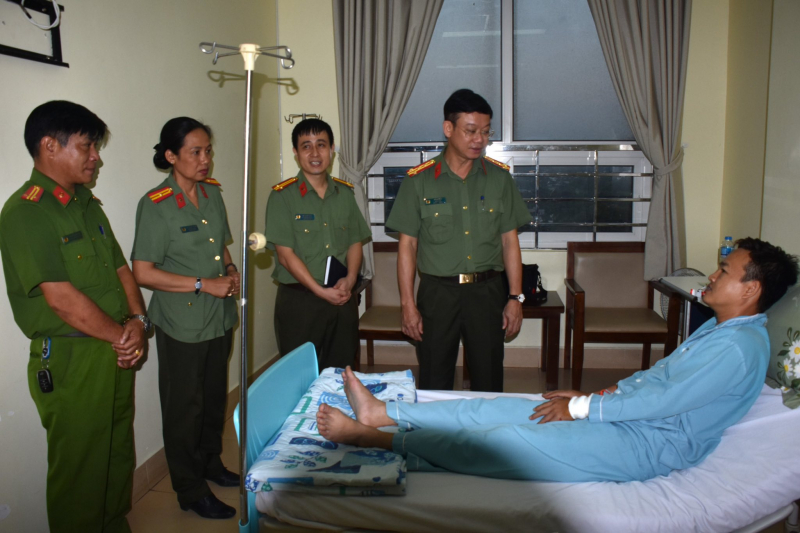 Ban giám đốc Công an Bà Rịa-Vũng Tàu thăm hỏi Cảnh sát khu vực bị thương khi làm nhiệm vụ -1